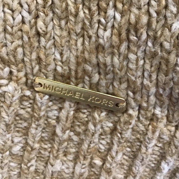 Lovely Michael Kors Sweater VNeck Ribbed Edges - Picture 7 of 7